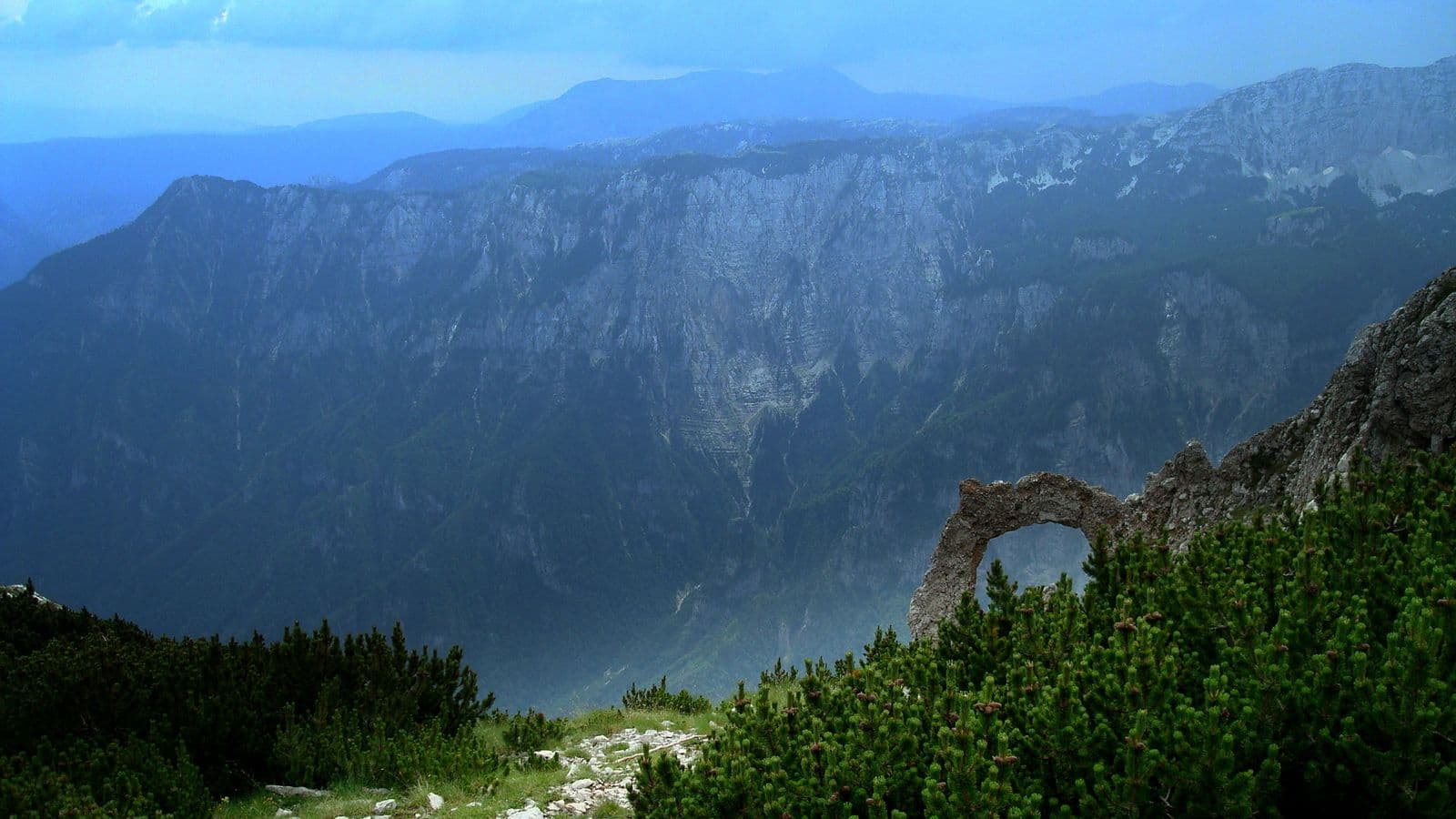 Helikopter Oružanih snaga BiH uključen u gašenje požara na Čvrsnici
