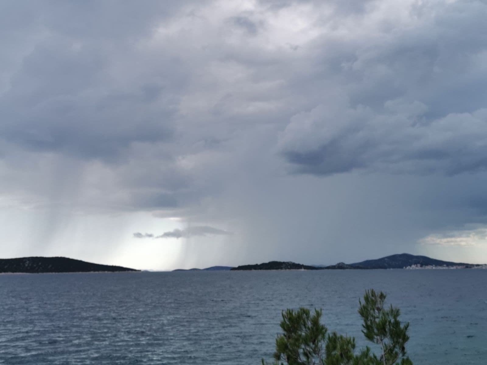 Nevrijeme s pljuskovima i grmljavinom pogodilo srednju Dalmaciju, promjena vremena stiže i u BiH