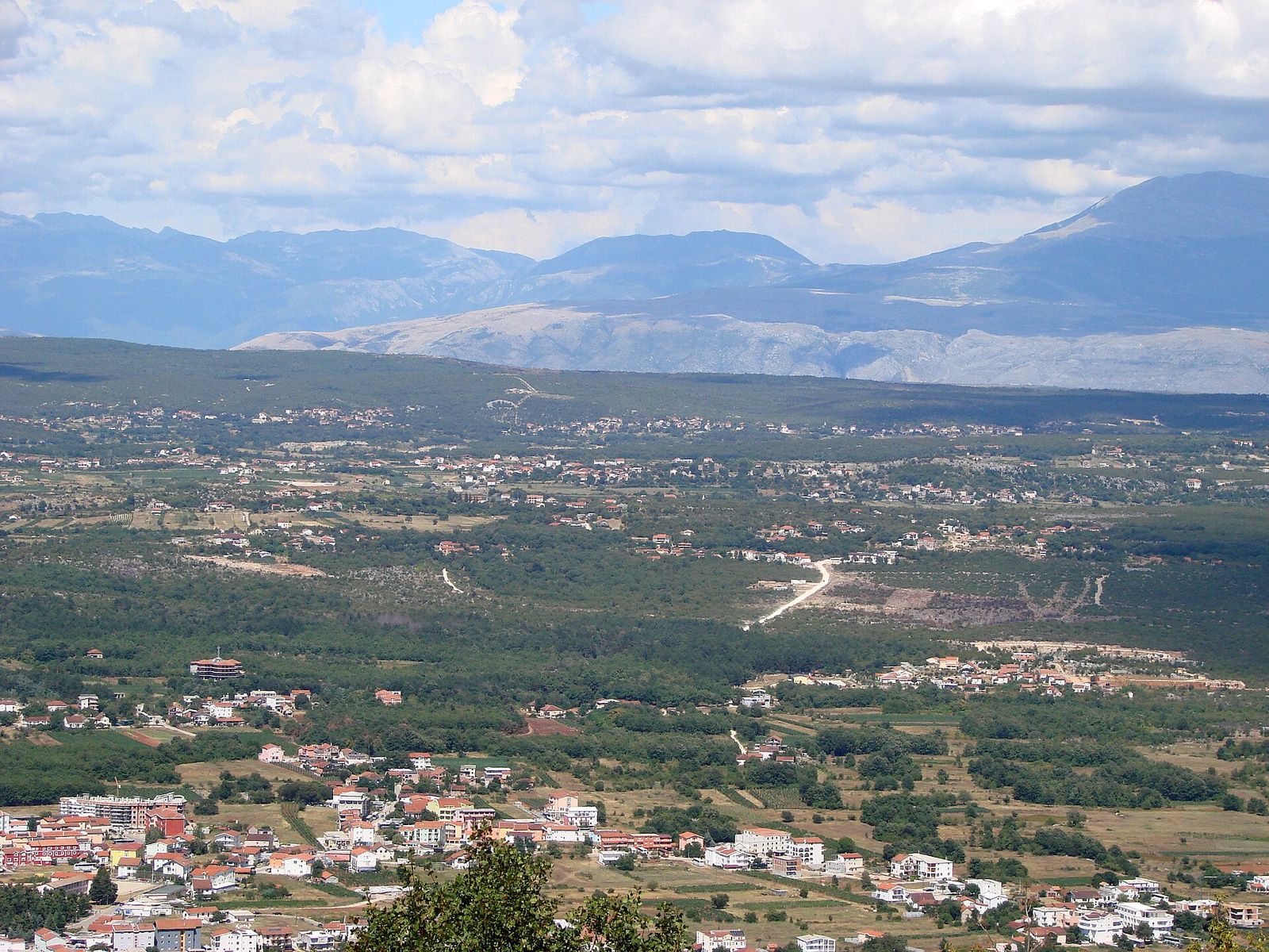 Duge kolone na graničnim prijelazima i usporen promet na dionici Mostar-Čitluk-Hum