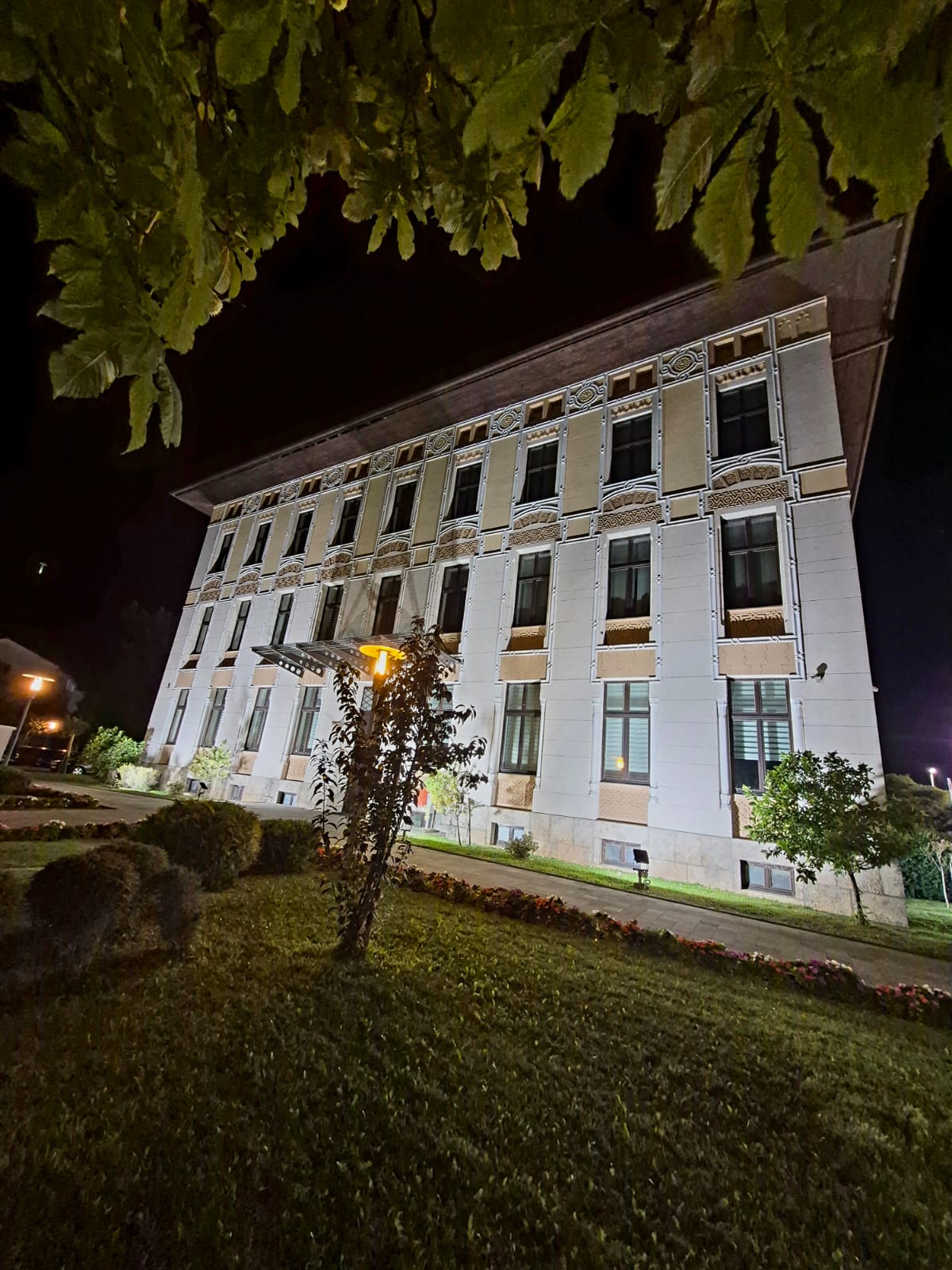 Maskirani razbojnici oteli novac zaštitarima ispred banke u Mostaru