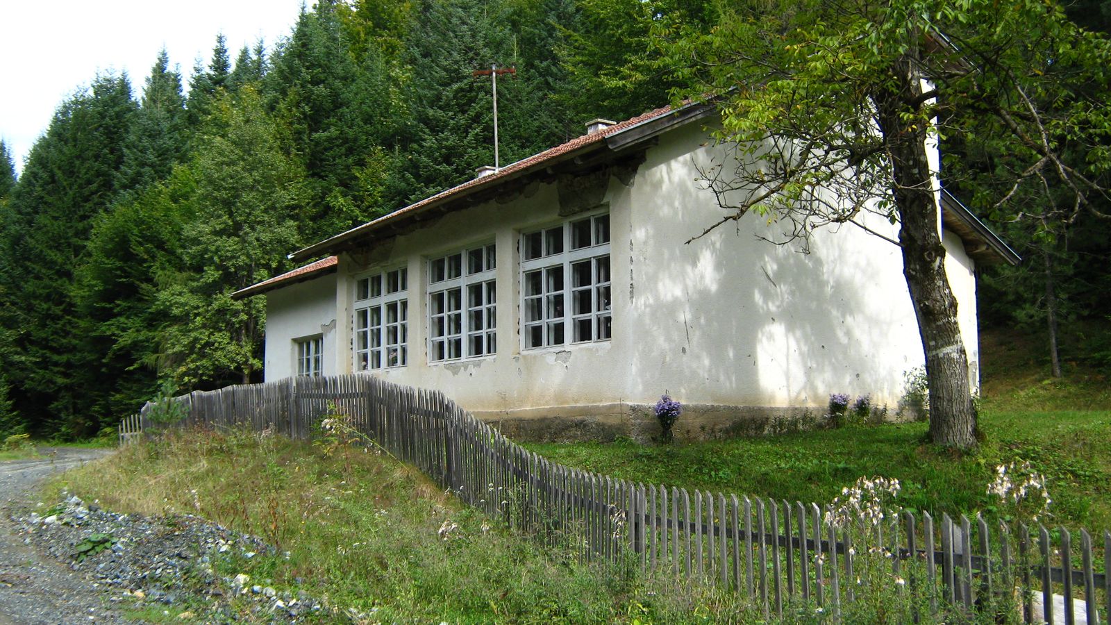 Osnovna škola u Bileći dobila kombi za prijevoz učenika